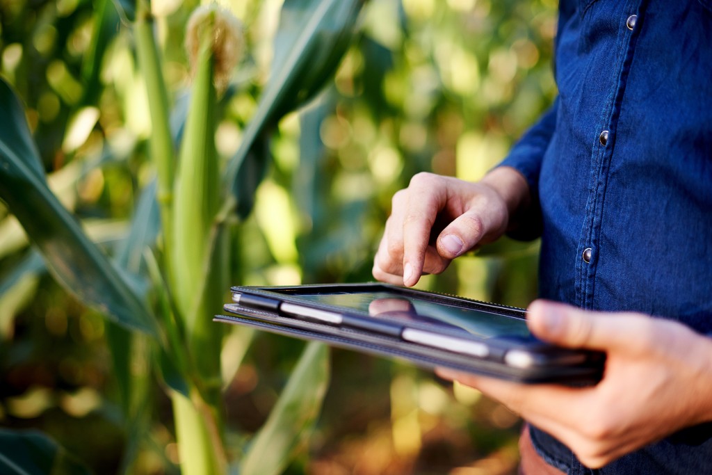Ganadero administrando su rancho ganadero desde el campo con AgroTrack